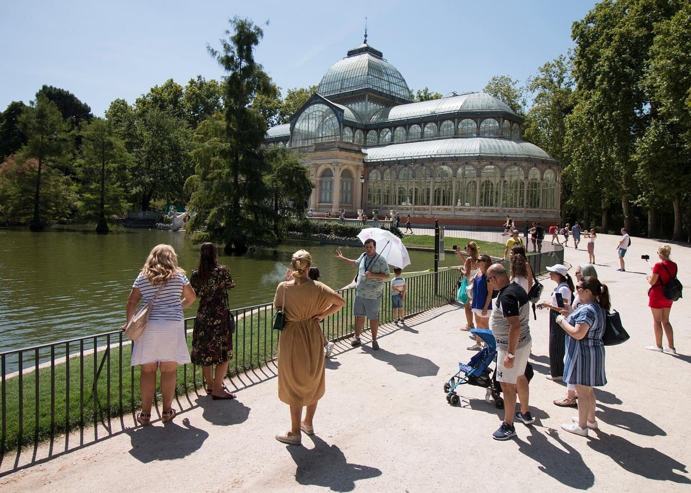 Madrid: El Retiro Park Guided Tour and Tapas