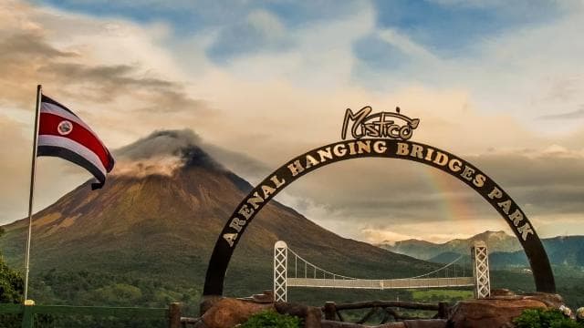 La Fortuna: Arenal Volcano, Hanging Bridges & Waterfall Tour