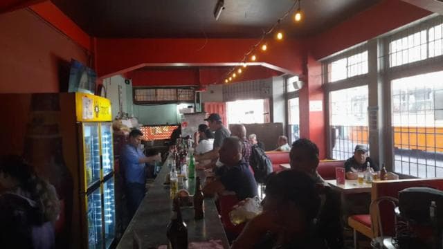 Chepe Chinchurro：圣何塞的终极潜水酒吧徒步之旅 - Photo 2 (Gallery view)