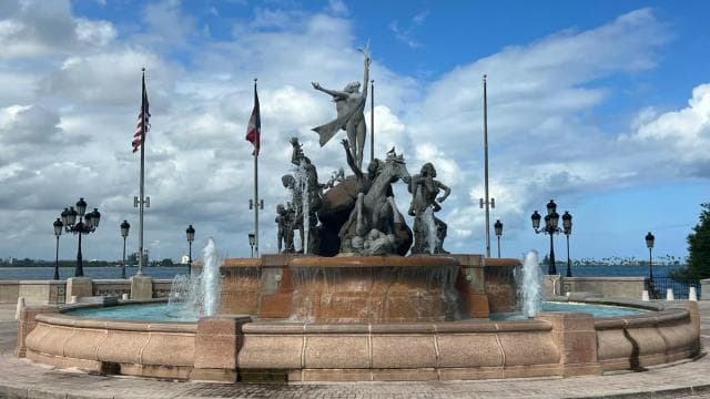 Old San Juan: Walking Tour with Shopping and Transportation