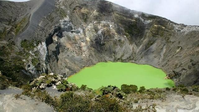 From San Jose: Irazu Volcano Crater Hike and Cartago Trip