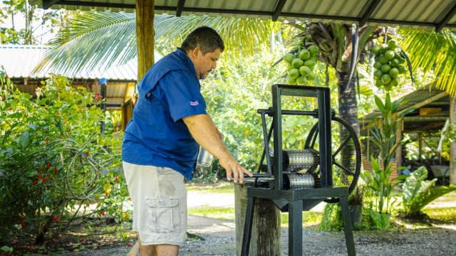 La Fortuna: Sloth Tour in Arenal Volcano Park & Local Snack