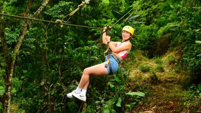 La Fortuna: Hanging Bridges and Zip Line Tour with Lunch
