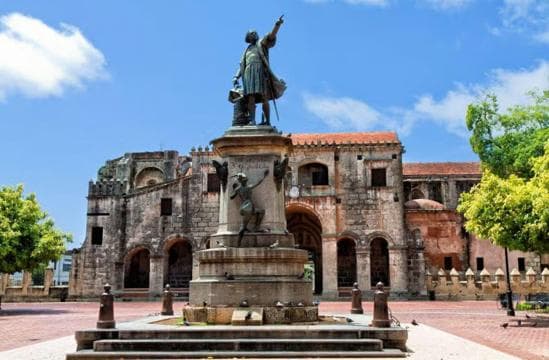 Zona Colonial: Recorrido Histórico con Chocolate y Mamajuana