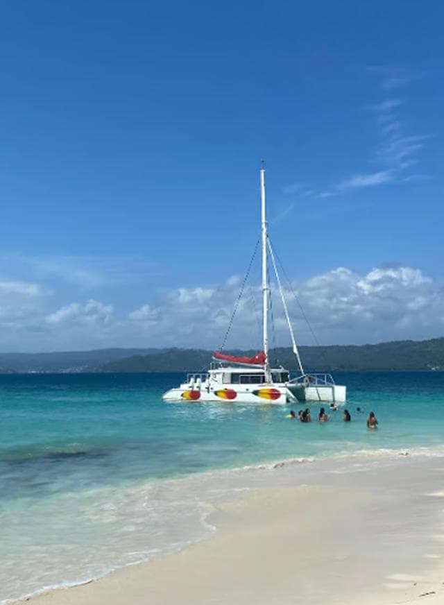 Samaná: Catamaran Boat Tour with Snorkeling and Lunch