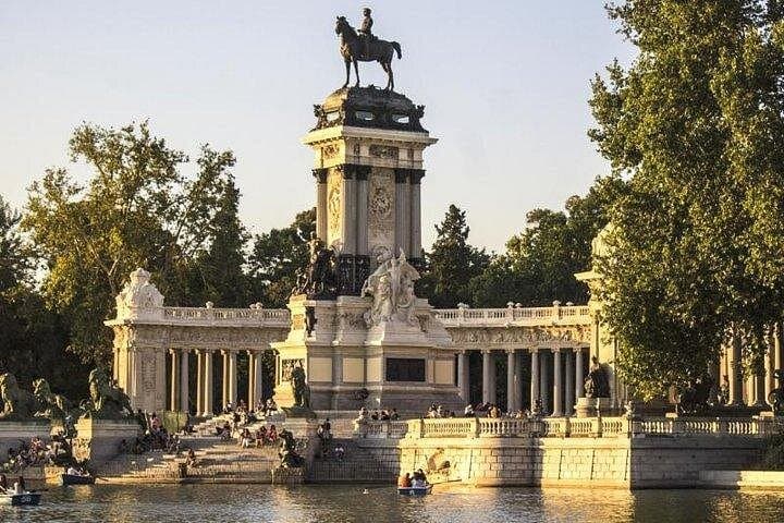 Retiro Park Walking Tour in Madrid