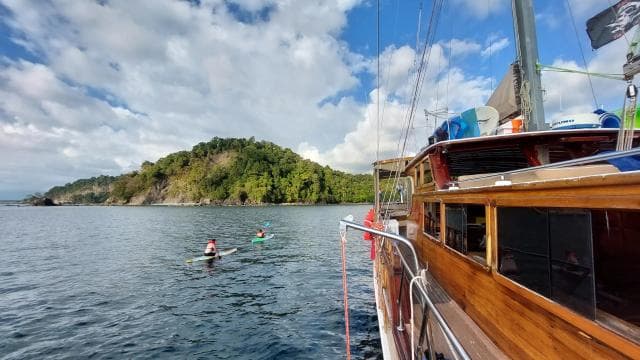Quepos: Wooden Sail Yacht Cruise with Watersports and Food