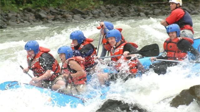 La Fortuna: Rafting Pacuare & Shuttle to SJO or Puerto Viejo