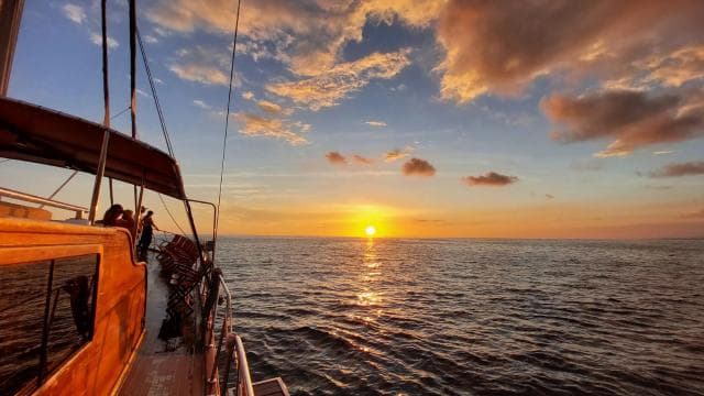 Quepos: Wooden Sail Yacht Cruise with Watersports and Food