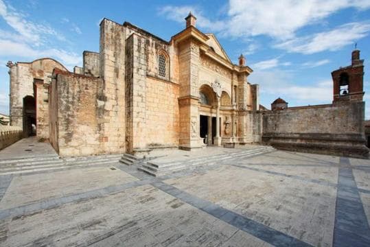 Zona Colonial: Recorrido Histórico con Chocolate y Mamajuana