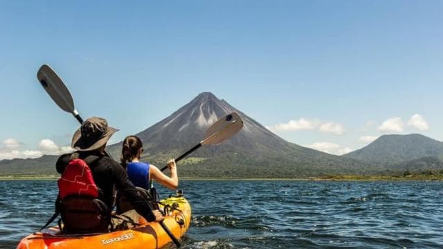 La Fortuna: Lake Arenal Guided Kayaking Trip with Fruit