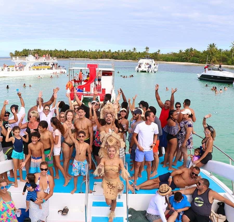Party Boat in Punta Cana/Free Drinks and transportation inc