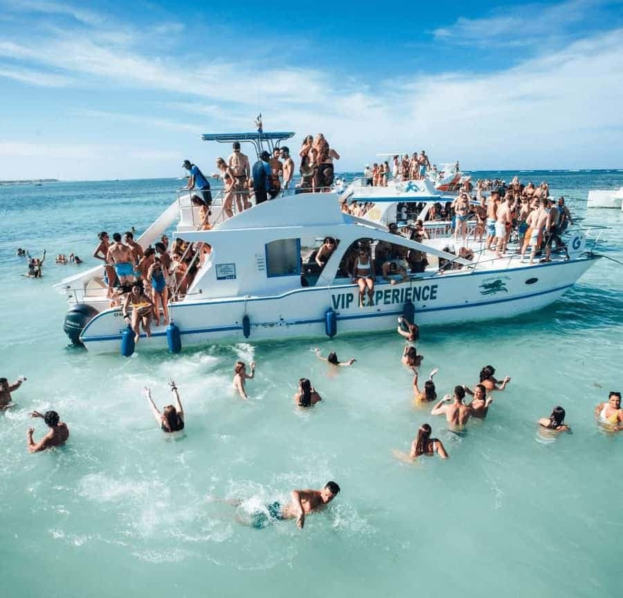 Punta Cana: Drinks cruise on a party boat