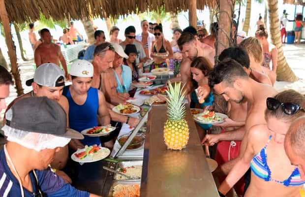 Bavaro: Saona Island Speedboat Tour with Open Bar