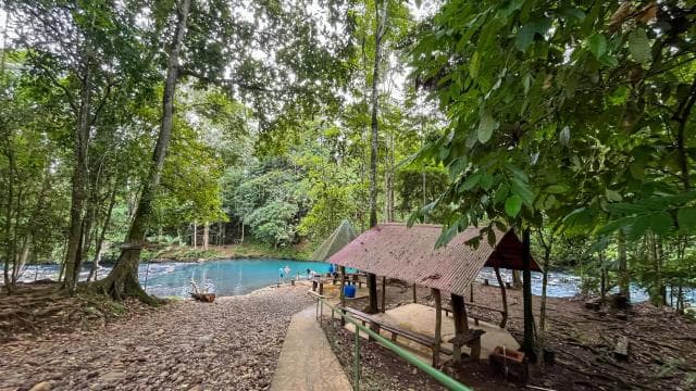 Rio Celeste: Natural Pool in the forest