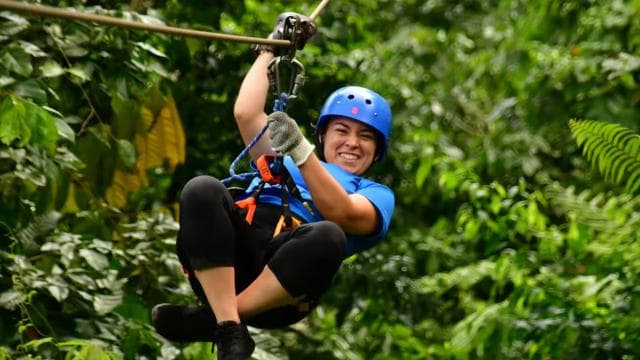 La Fortuna: 12 Canopy Zip Lines and Forest Walk Guided Trip