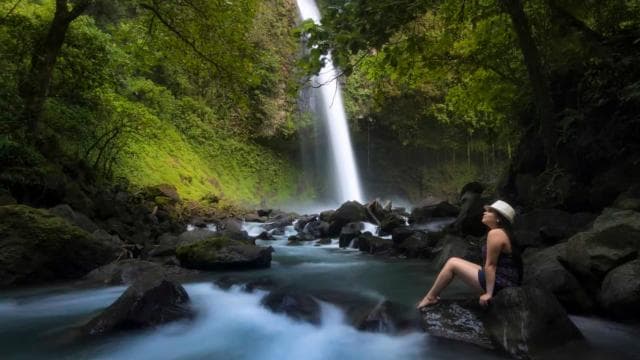 La Fortuna: Hanging Bridges, Arenal Volcano, and Falls Tour