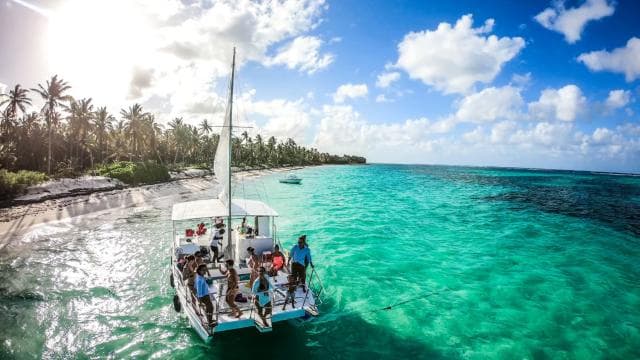 Punta Cana: Group Catamaran Tour with Drinks and Snacks