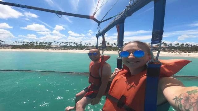 Punta Cana: Hotel Pickup and Parasailing Adventure