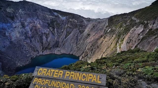 From San Jose: Irazu Volcano Crater Hike and Cartago Trip