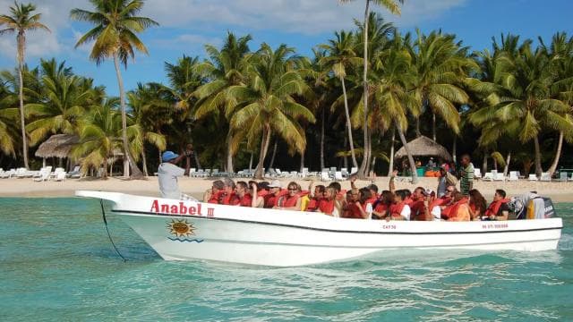 From Bayahíbe: Saona Island Catamaran Cruise with Buffet