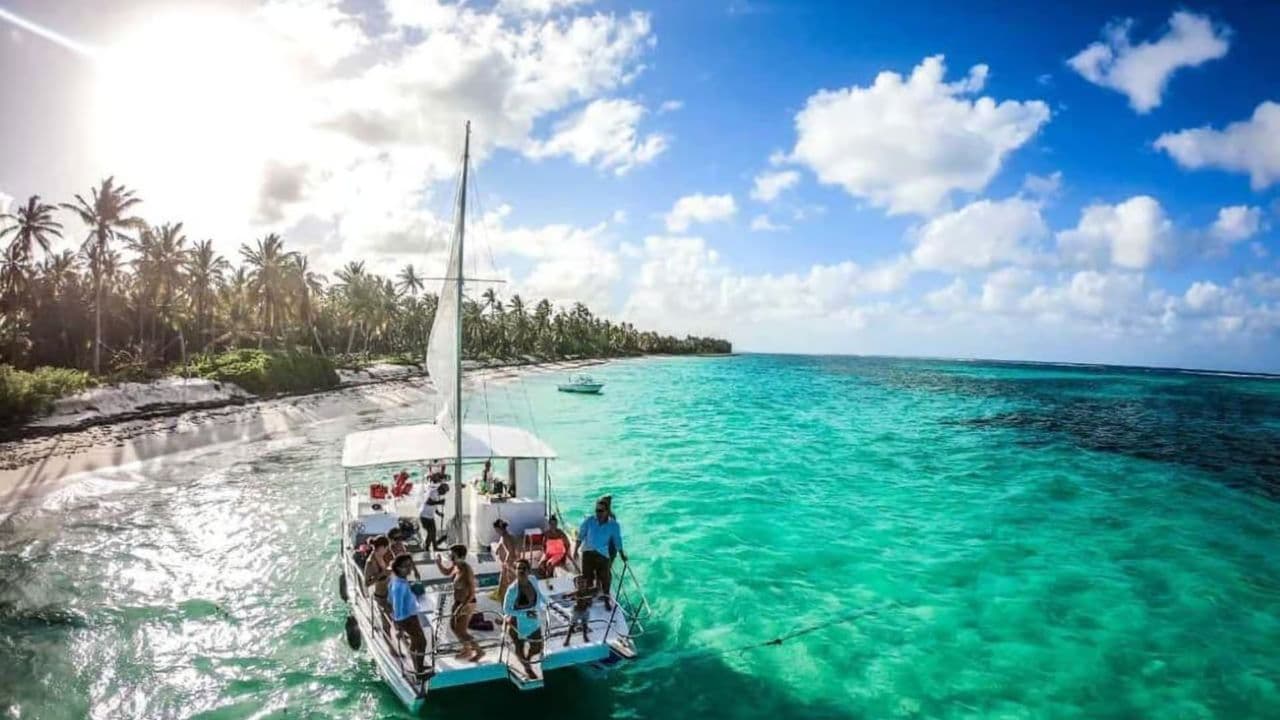 Punta Cana: Sunset Party Boat with Snorkeling