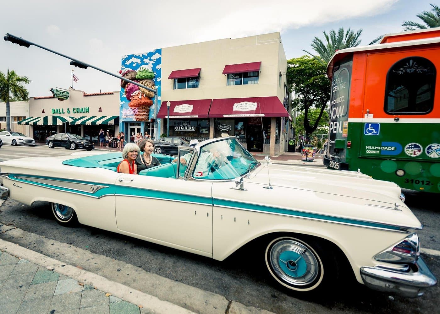 Classic Car Tour of Miami Beach, Wynwood and Little Havana