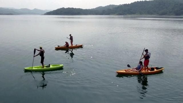 La Fortuna: Lake Arenal Guided Kayaking Trip with Fruit