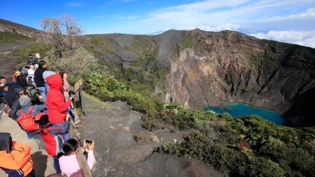 From San Jose: Irazu Volcano Crater Hike and Cartago Trip