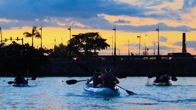 San Juan: Sunset Glow Kayak Tour and Salsa Experience