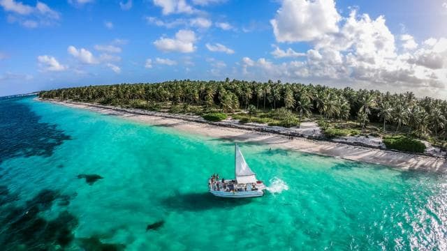 Punta Cana: Group Catamaran Tour with Drinks and Snacks