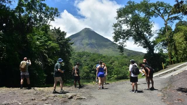 Costa Rica: Tour La Fortuna Waterfall and Volcano Hike