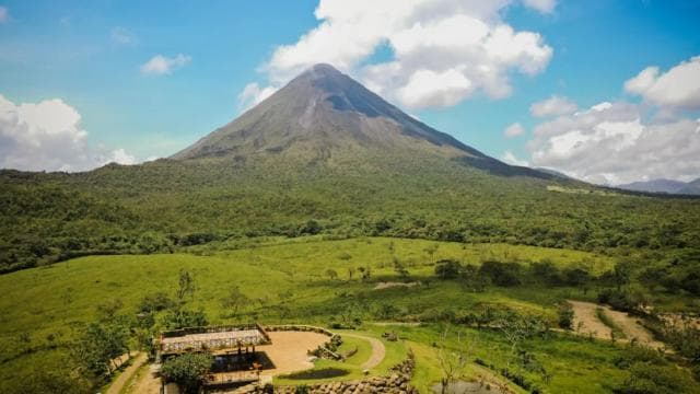 San José: Arenal Volcano and Hot Springs with Lunch