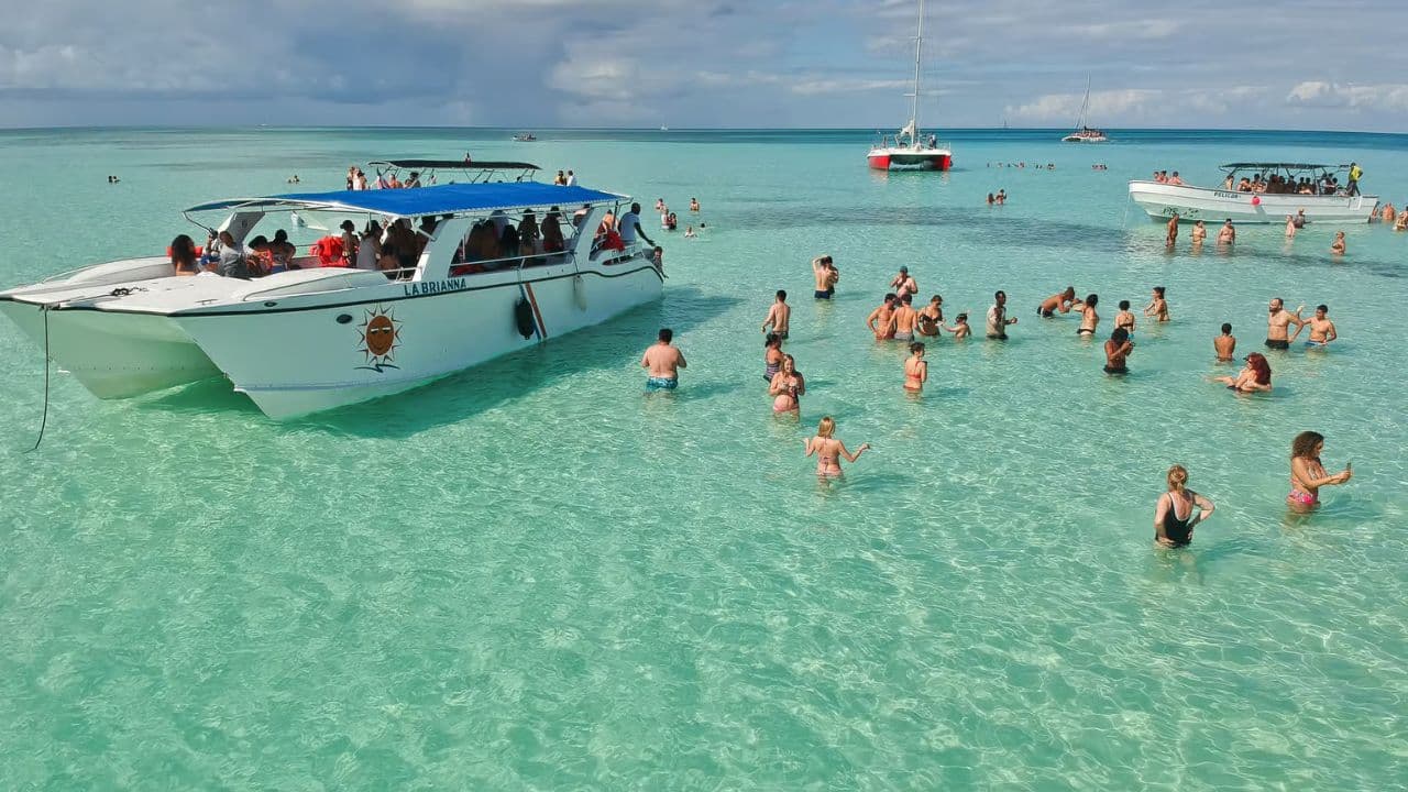 Pivate boat Saona Island Day Trip with Snorkeling and Lunch
