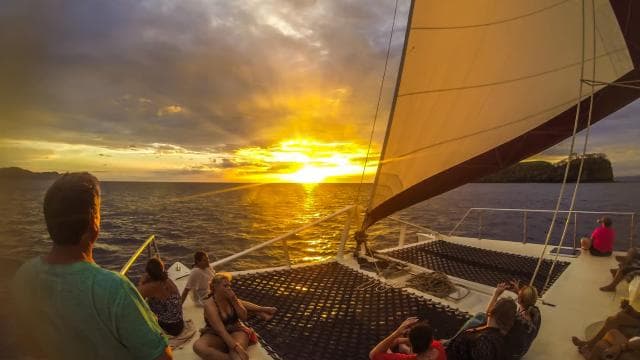 Playa Tamarindo: Sunset Sailing and Snorkeling Tour