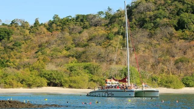 Playa Tamarindo: Sunset Sailing and Snorkeling Tour