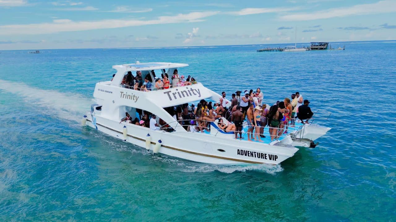 Punta Cana: Boat Party with Snorkel and Natural Pool Stop