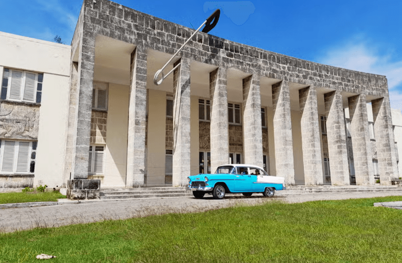 Havana Art Tour by Classic Car